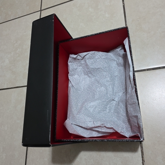 Empty Shoe Box - Picture 7 of 7